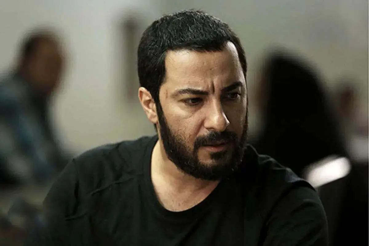 نوید محمدزاده با سیگار و استایل مرموز در حیاط؛ چرا این عکس اینقدر وایرال شد؟