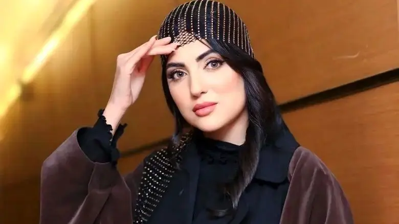 هلیا امامی با تیپ قرمز مشکی کنار بابانوئل؛ استقبال زودهنگام از کریسمس ۲۰۲۶ که همه را شگفت‌زده کرد!