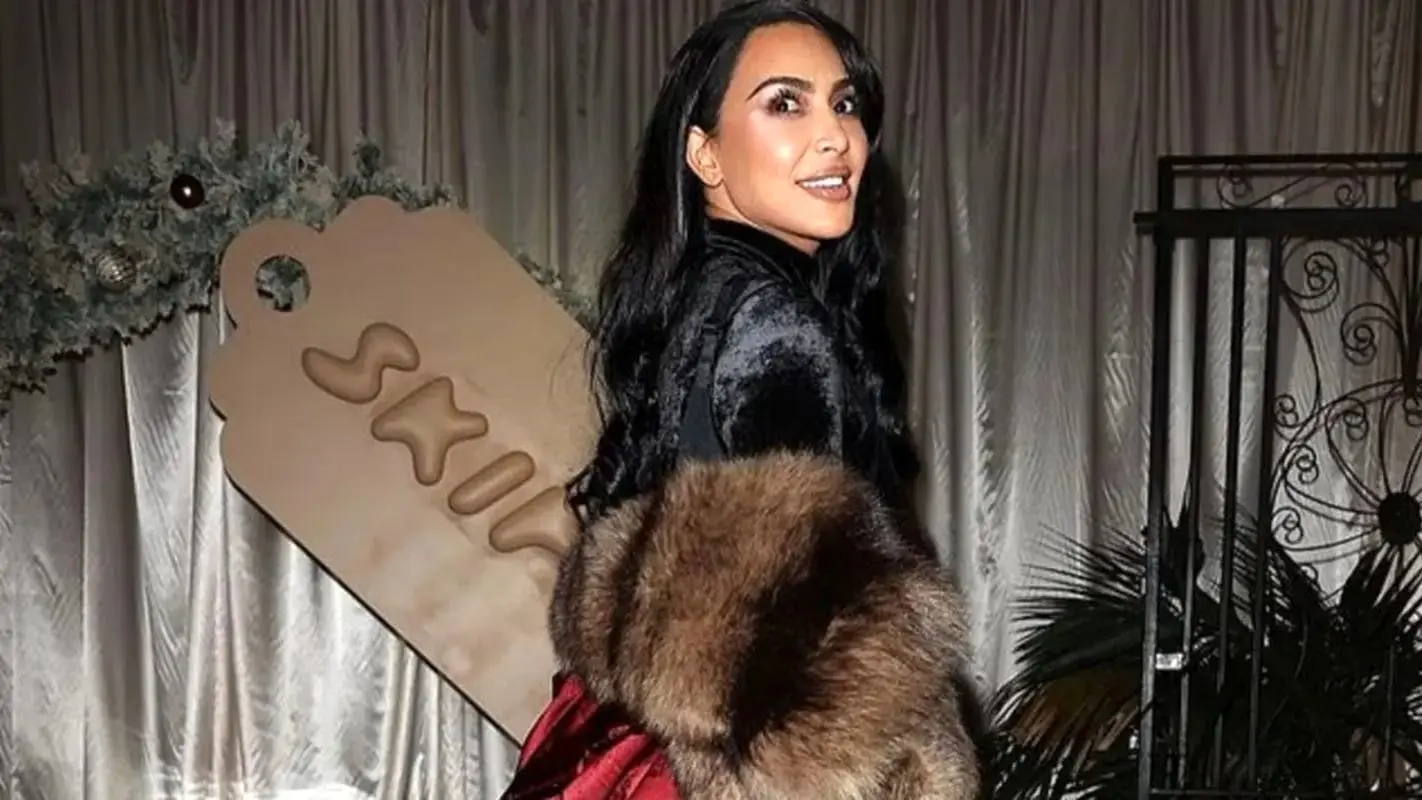 کیم کارداشیان با برقع عربی در خیابان‌های دبی جنجال آفرید!