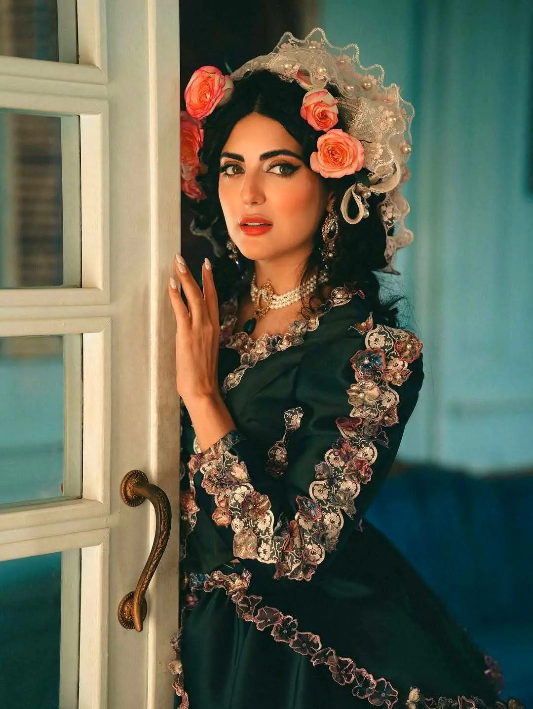 هلیا امامی با لباس‌های قدیمی