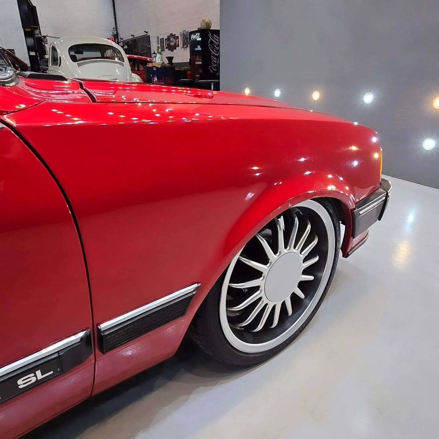 نمای خارجی خودروی شورولت شوت (GM Chevette SL) مدل ۱۹۸۹ به رنگ نوک‌مدادی با رینگ‌های اسپرت ۱۷ اینچی و چراغ‌های اورجینال در وضعیت بسیار سالم.