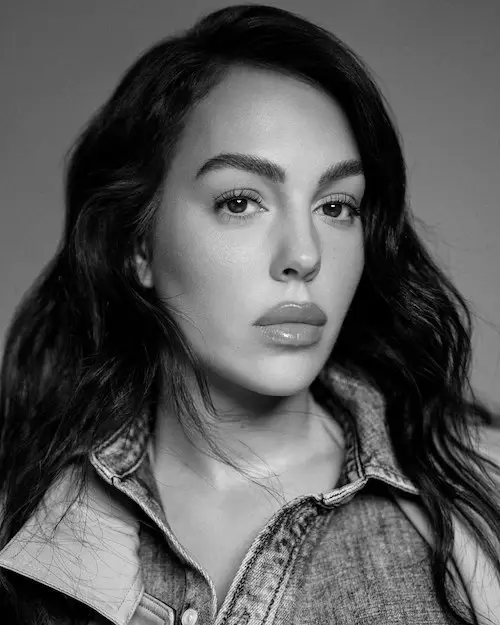 جورجینا روی جلد مجله ووگ