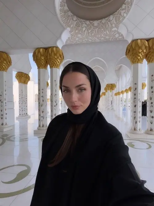 آنا د آرماس در مسجد