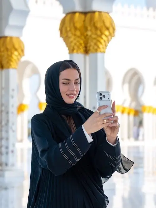 آنا د آرماس در مسجد