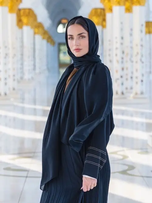 آنا د آرماس در مسجد