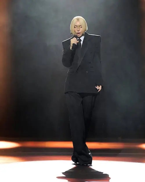 کت و شلوار خوانندگان ترک روی صحنه