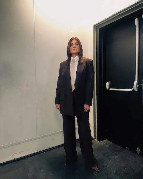 کت و شلوار خوانندگان ترک روی صحنه