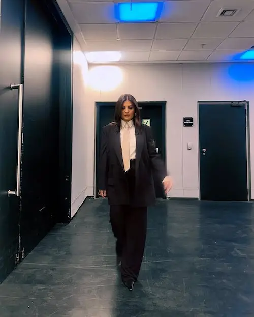 کت و شلوار خوانندگان ترک روی صحنه