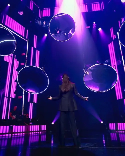 استایلهای مشکی ابرو در کنسرت اخیرش