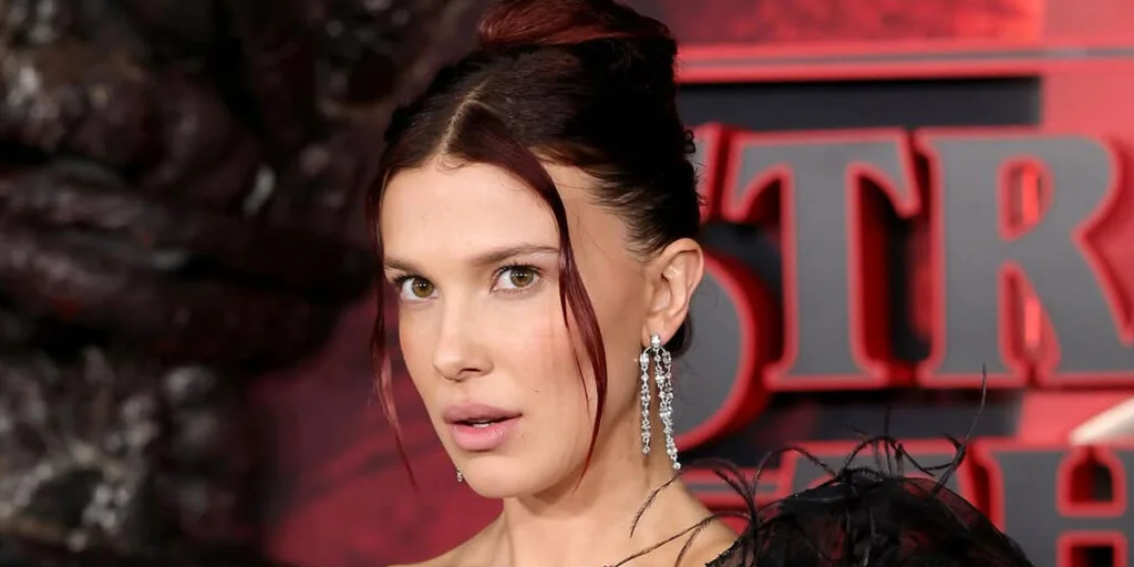 میلی بابی براون با استایل ساده و گرم کنار دخترش در پیاده‌روی خانوادگی دیده شد!