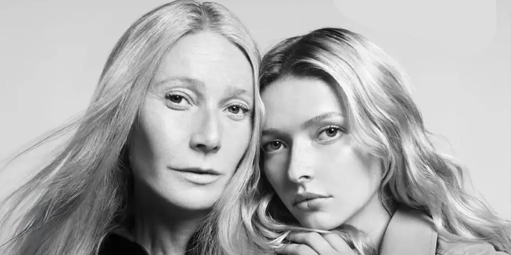 اپل مارتین با لباس مادرش