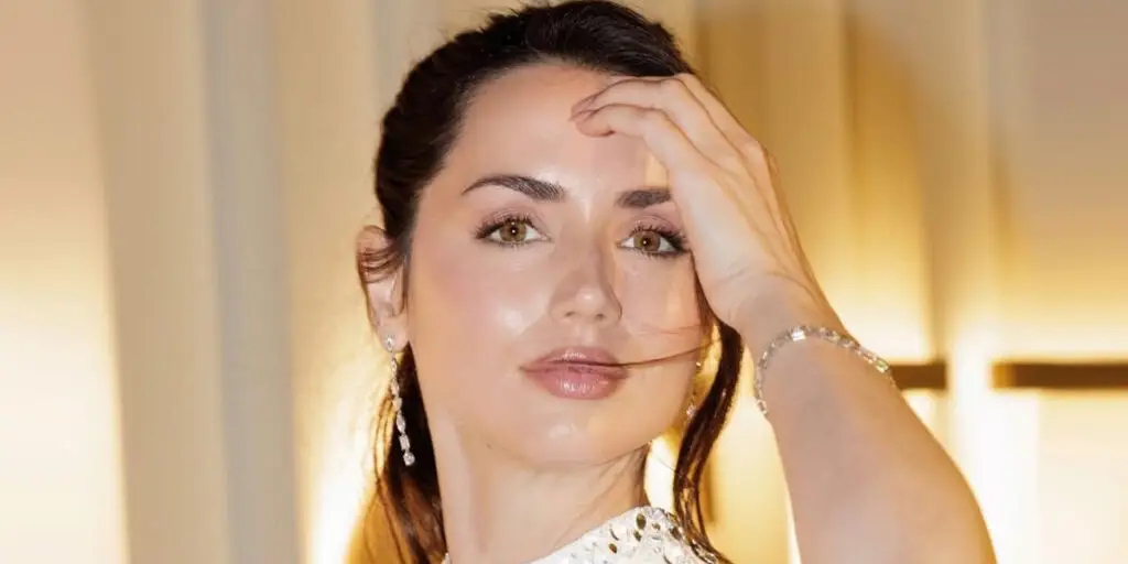 آنا د آرماس در مسجد