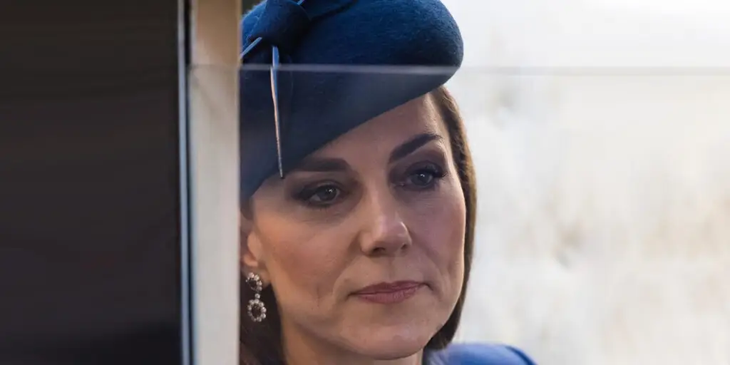 کیت میدلتون با پالتوی قهوه‌ای و چهارخانه، کریسمس امسال را گرم و شیک کرد!