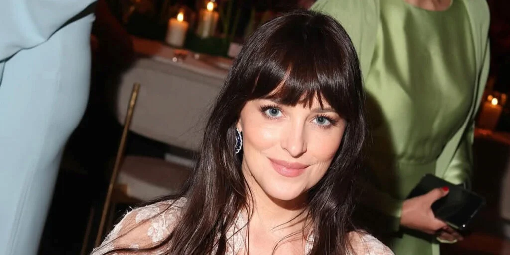 داکوتا جانسون بعد از به آتش کشیدن فرش قرمز با تیپی گرم و ساده به خرید رفت