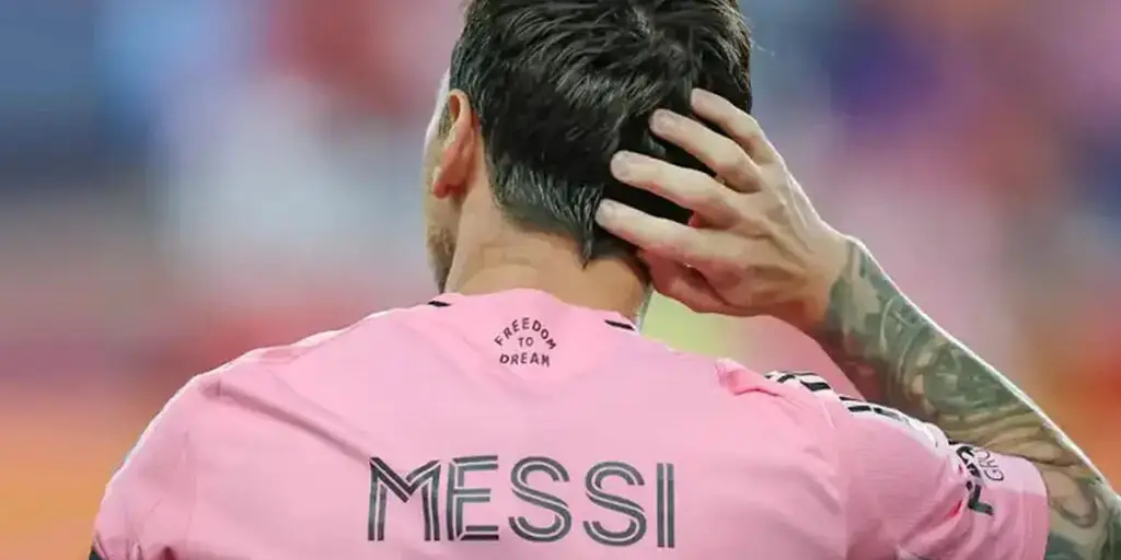 مسی در هند با هدیه‌ای 1.2 میلیون دلاری شوکه شد؛ ساعت لاکچری و توله شیری به نام او!