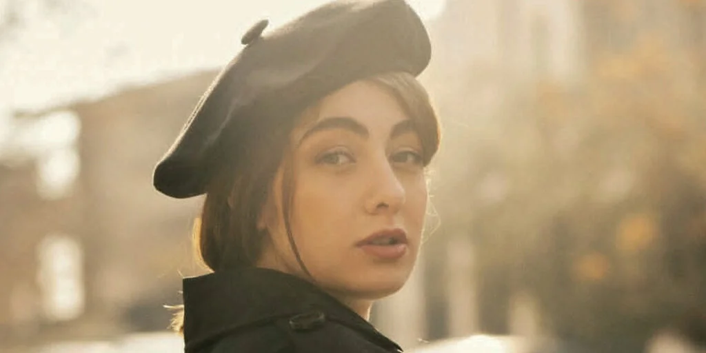 الیکا ناصری، چشم رنگی «یاغی» با استایل شیک در پشت‌صحنه «جشن» همه را مجذوب کرد!