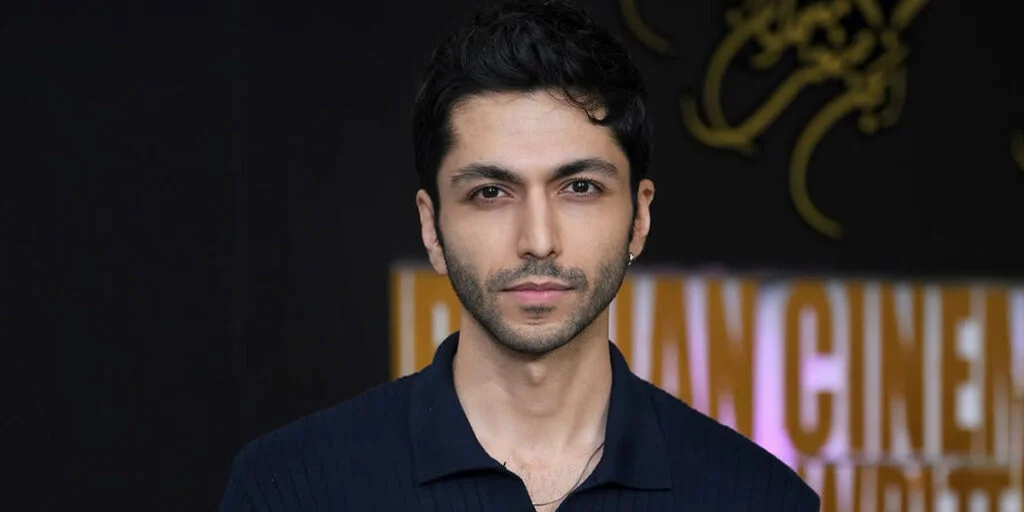 کیسان دیباج با کراوات ماهی‌دار؛ راز تیپ خاصش در مسابقه شفرونی فاش شد!