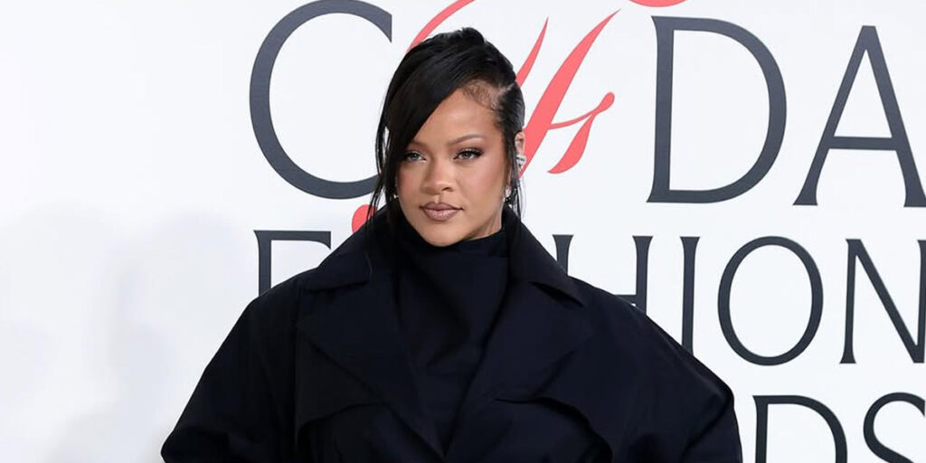 ریانا پس از زایمان سومش، روی فرش قرمز با انتخابی جنجالی ظاهر شد!