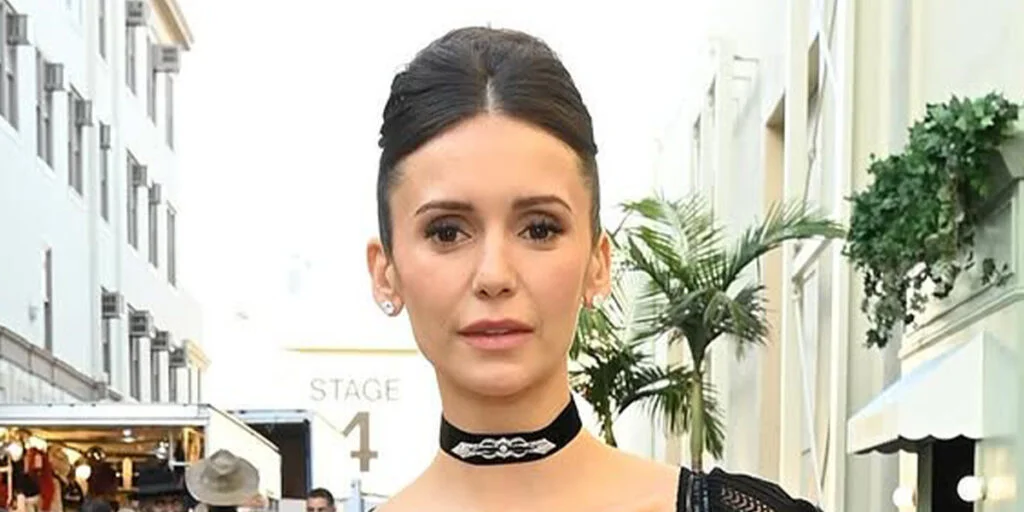 پیراهنی سفارشی با رنگی جسورانه؛ انتخاب دختر موردعلاقه‌ خون‌آشام‌ها نفس‌گیر بود