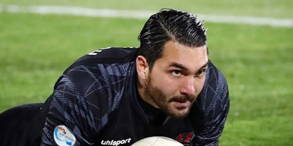 علیرضا حقیقی با استایل رسمی در مراسم عروسی؛ خوش‌تیپی که همه را شگفت‌زده کرد!