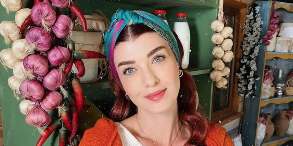 آسلیهان گونر با رژ لب قرمز درخشان، جذابیتش را به اوج رساند!