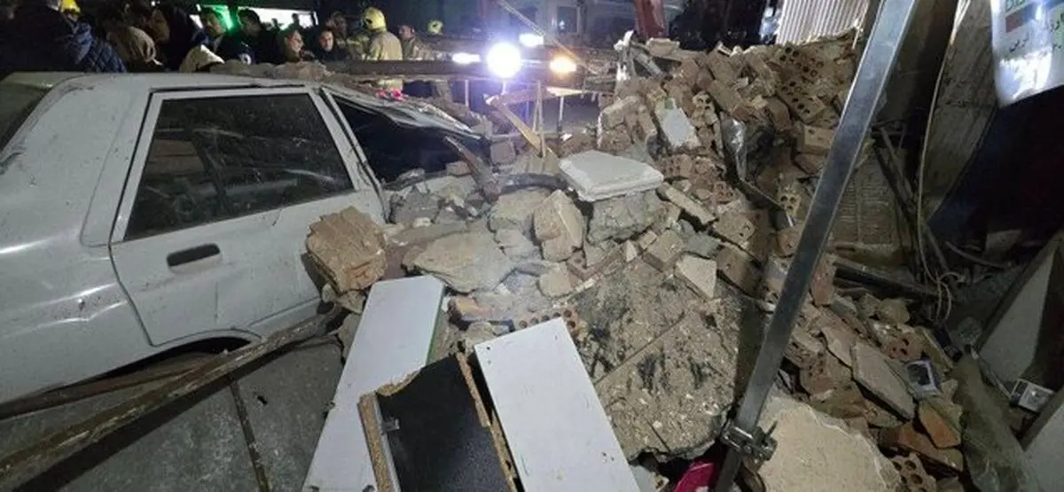 نجات معجزه‌آسا ۴ نفر از زیر آوار ریزش ساختمان سه‌طبقه در یافت آباد