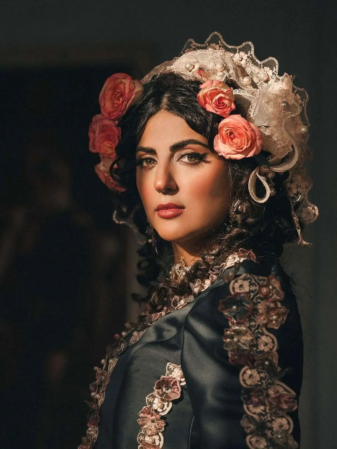 هلیا امامی با لباس‌های قدیمی