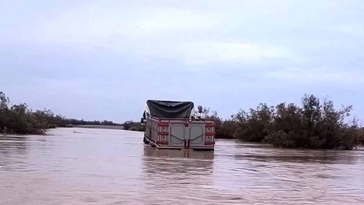 لحظاتی پرتنش و نفس‌گیر؛ راننده کامیون در دل سیلاب وحشتناک کرمان گرفتار شد!