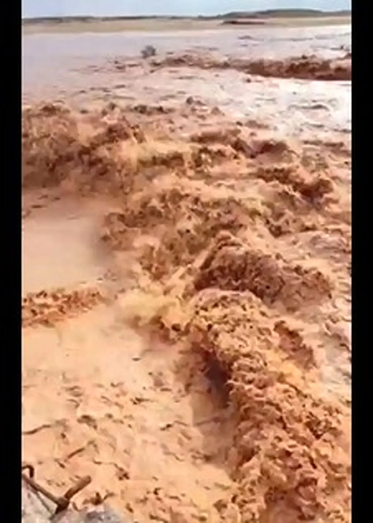 سیلاب یک باند جادۀ اهواز-غیزانیه را بست/ ویدئو