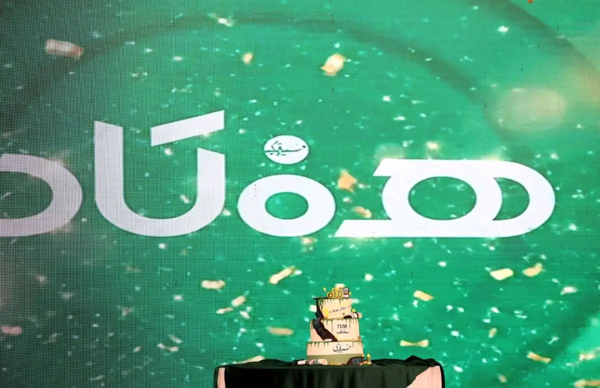 برش کیک جشن ده‌سالگی خبرفوری/ گزارش تصویری