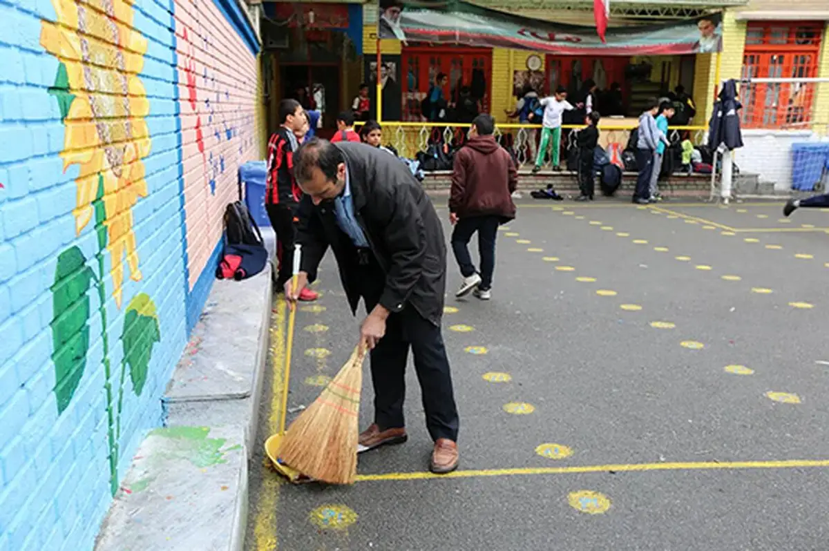 مجوز استخدام ۲۰ هزار بابای مدرسه صادر شد؛ افزایش حقوق معلمان با وعده‌ای تازه