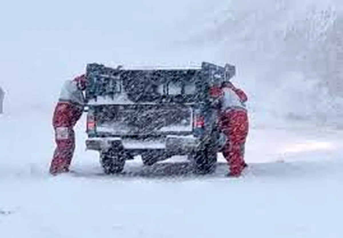 تصاویری تکان‌دهنده از چهره‌های یخ‌زده امدادگران هلال‌احمر در دل عملیات‌های سخت برفی