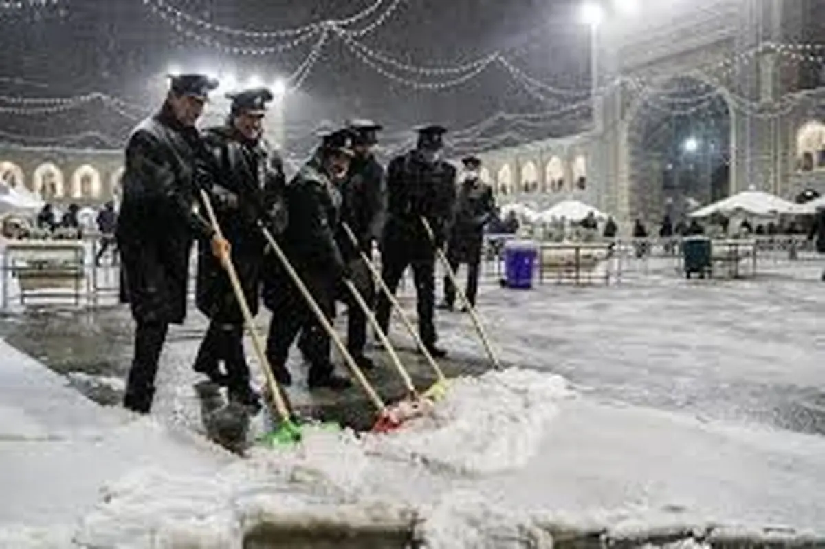 تصاویر نادر و دیدنی از برف‌روبی حرم امام رضا(ع) که قلب‌ها را گرم کرد!