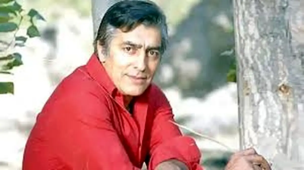 لحظه نادری از دریافت نشان لیاقت توسط «فردین» از دست «محمدرضا پهلوی» در سال ۱۳۳۳!