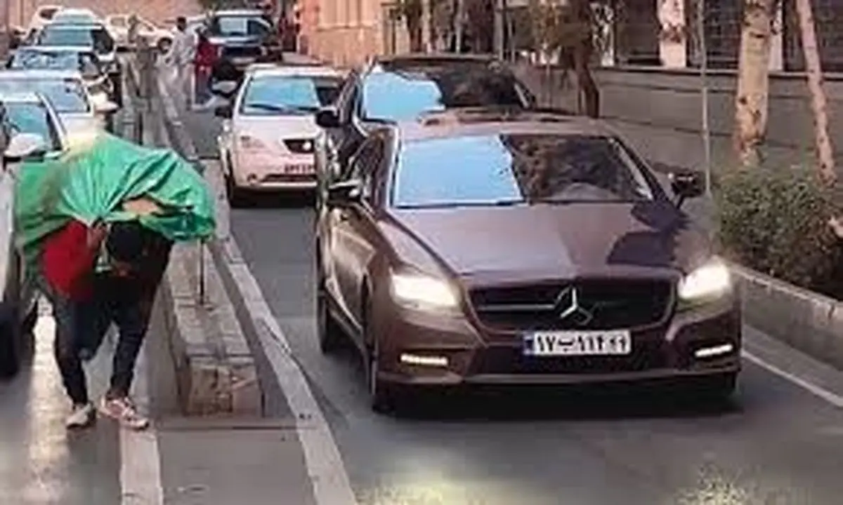 شکاف عمیق طبقاتی در خیابان فرشته؛ مرد باربر در کنار بنز لوکس چه پیامی دارد؟