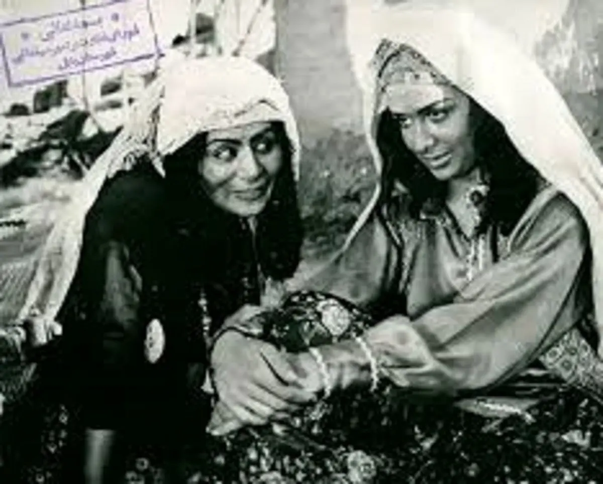 شهرزاد بازیگر پیش از انقلاب در کنار آرامگاه کوروش؛ تصویری که همه را شگفت‌زده کرد!