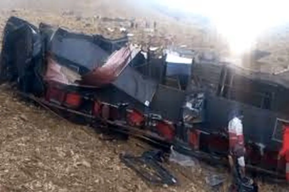 واژگونی هولناک اتوبوس تهران-یاسوج با ۳ کشته و ۱۵ مصدوم در سمیرم؛ جزئیات تکان‌دهنده حادثه