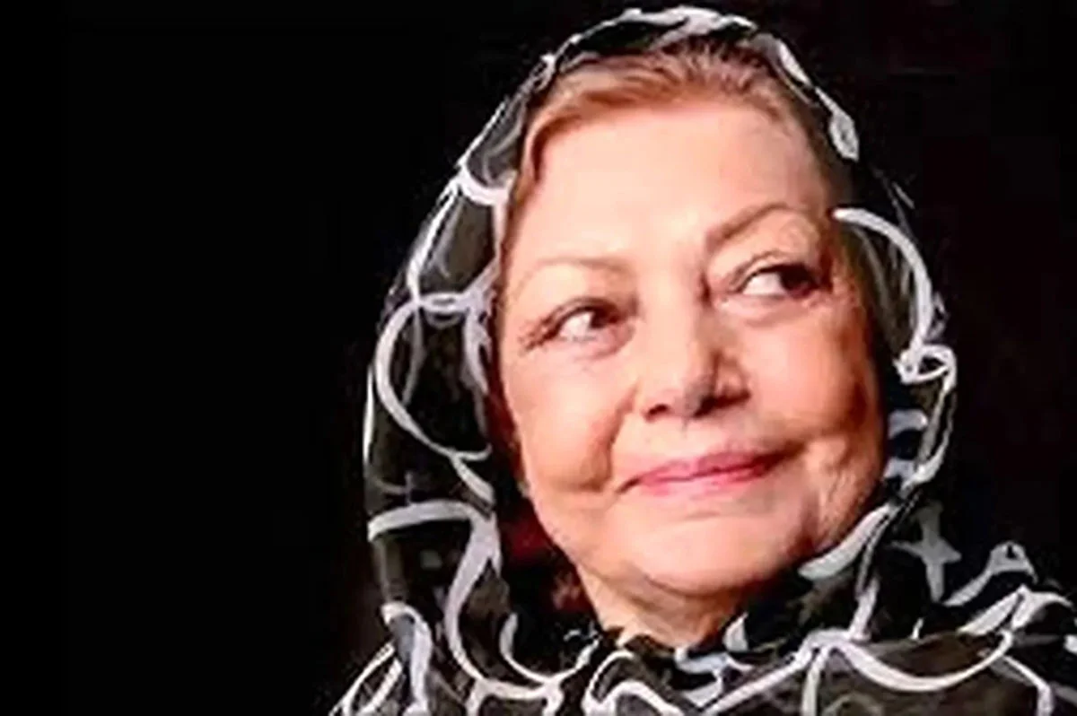 حمیده خیرآبادی در ۳۷ سالگی و در پشت صحنه یک تئاتر، سال ۱۳۴۰