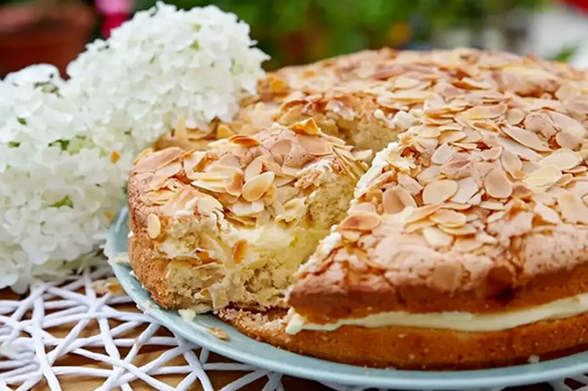 کیک زنبوری آلمانی؛ دسر سه لایه‌ای با طعم بی‌نظیر عسل و بادام که شما را شگفت‌زده می‌کند!