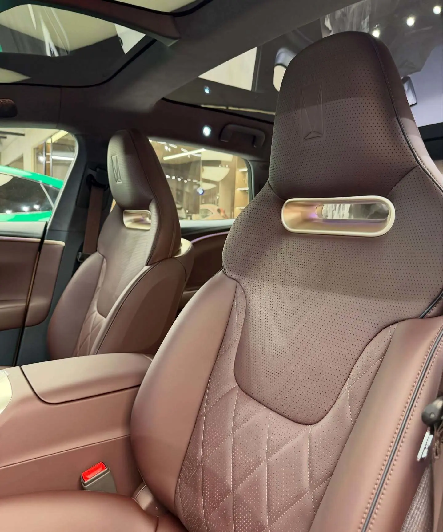 نمای ظاهری خودروی شاسی‌بلند الکتریکی آواتار ۱۱ الترا (AVATR 11 Ultra) به رنگ مشکی با رینگ‌های ۲۱ اینچی و باله عقب فعال.