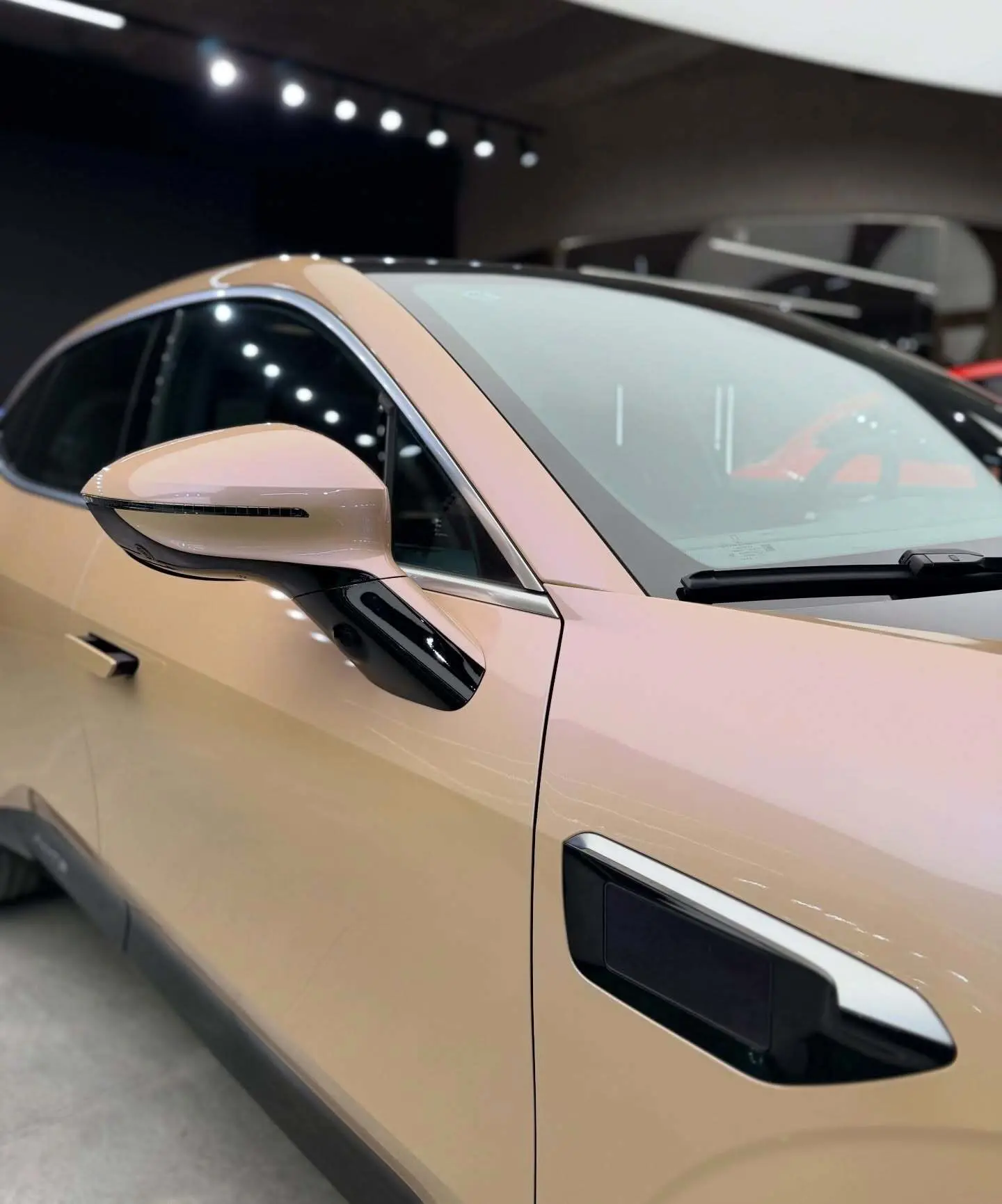 نمای ظاهری خودروی شاسی‌بلند الکتریکی آواتار ۱۱ الترا (AVATR 11 Ultra) به رنگ مشکی با رینگ‌های ۲۱ اینچی و باله عقب فعال.