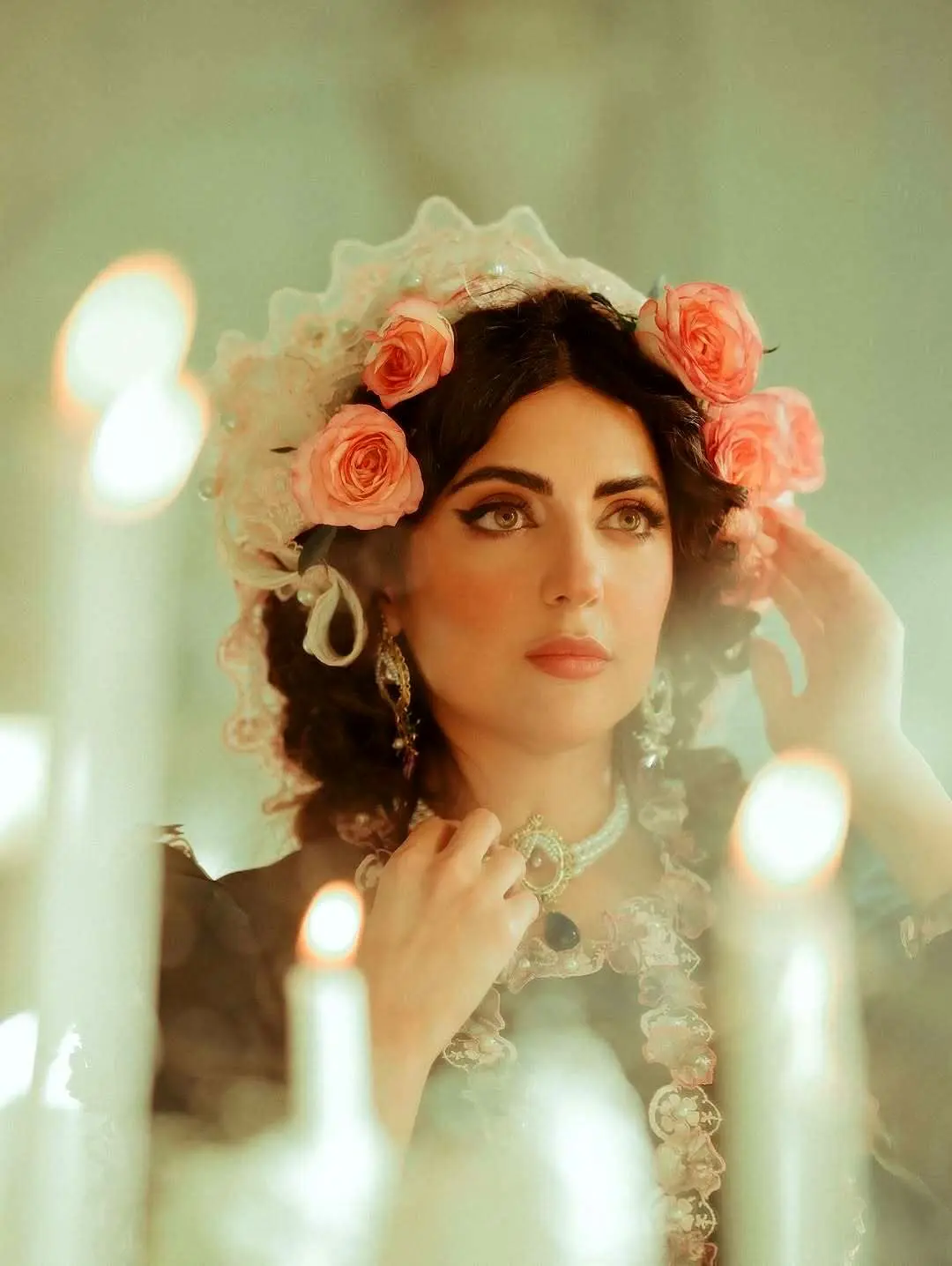 هلیا امامی با لباس‌های قدیمی