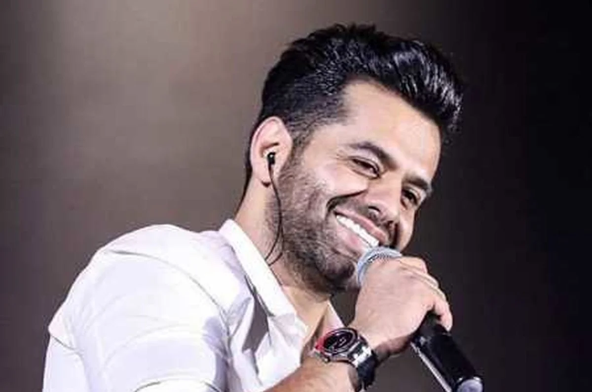 استایل ساده و جذاب رضا بهرام در اولین دقایق صبح در حیاط خانه‌ با صفایش