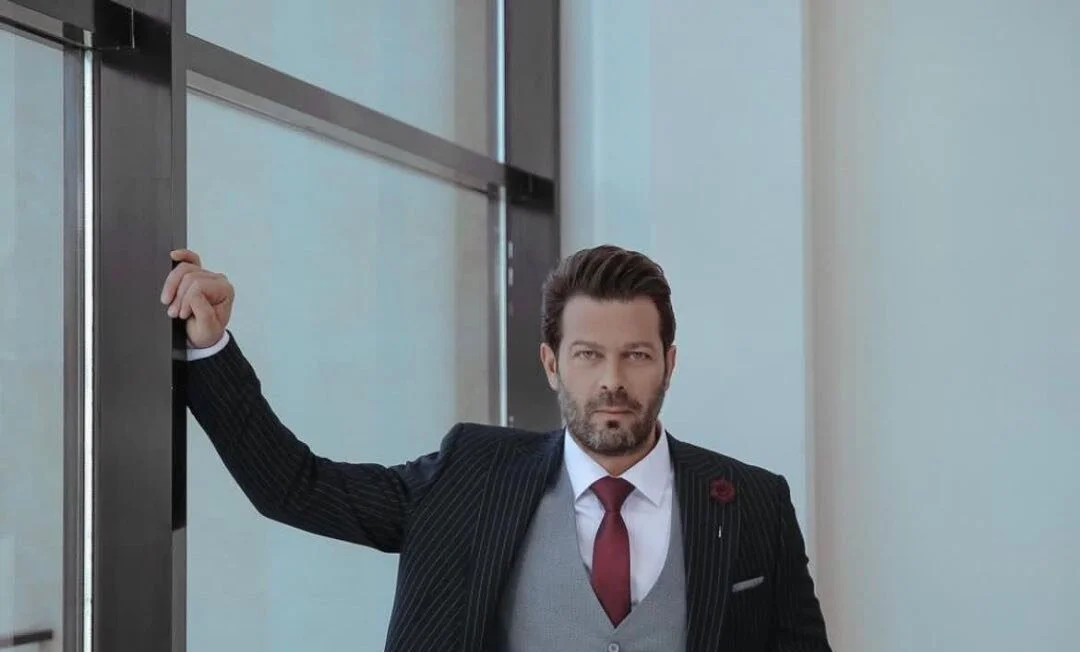 عکس| تصویری قدیمی از پژمان بازغی و 2 کُتی که روی هم پوشید / اقای بازیگر همه جوره خوشتیپ است