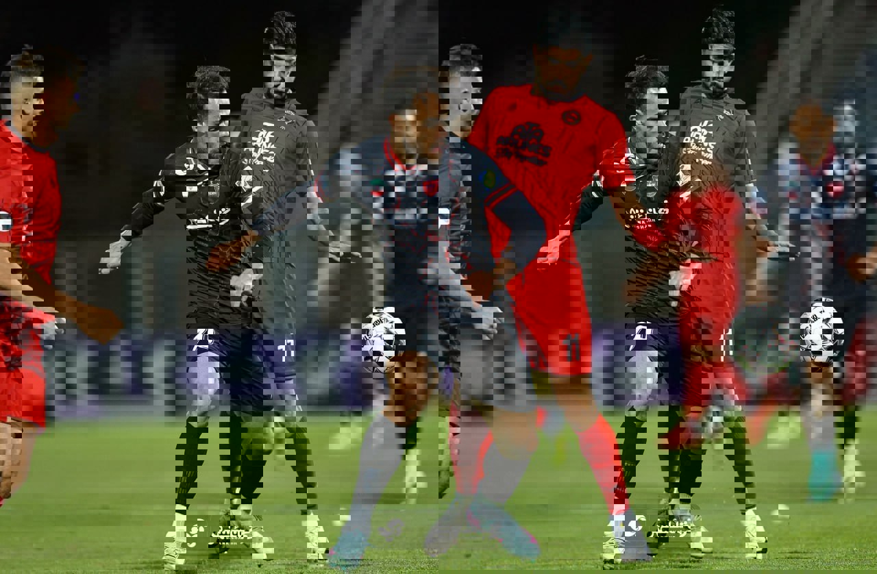 خداداد عزیزی: بازی حساس تراکتور و پرسپولیس فقط در یادگار برگزار شود!