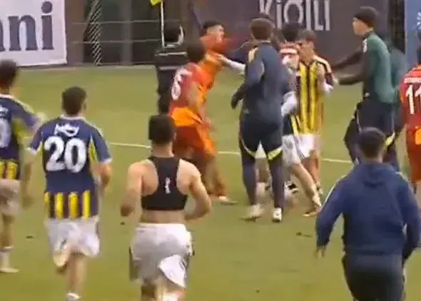 دربی جوانان استانبول با درگیری جنجالی قبل از شروع دیدار اصلی!