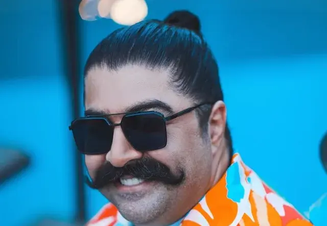 بهنام بانی با عجیب‌ترین کت تاریخ روی صحنه؛ کت یا یک معما؟