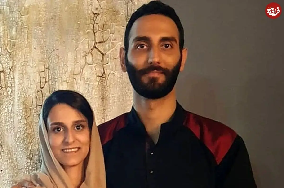 شگفتی کاربران با عکس نادر «فرهاد پسر مهران مدیری» در مراسم خاکسپاری عارف لرستانی سال ۹۶