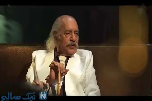 حضور پرشور و متفاوت بهزاد فراهانی با دو عصا در محفل نمایشنامه‌نویسان ایران