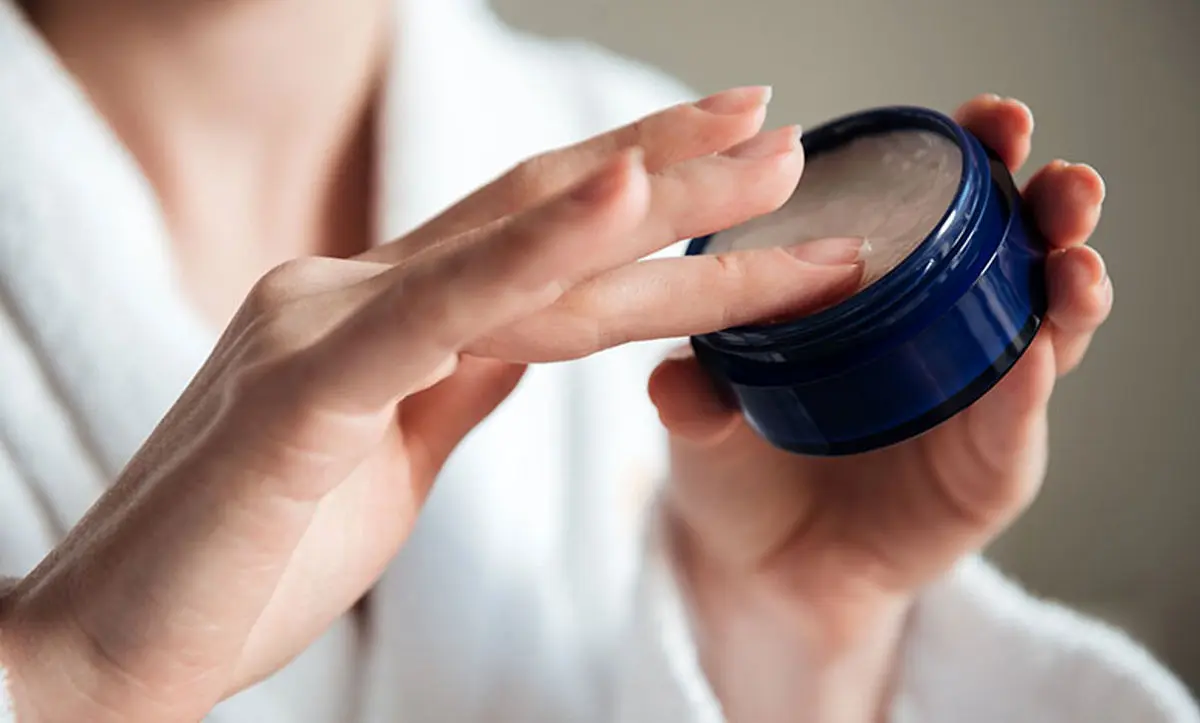 ۱۰ دلیل شگفت‌انگیز برای زدن وازلین به صورت قبل از خواب که نمی‌دانستید!